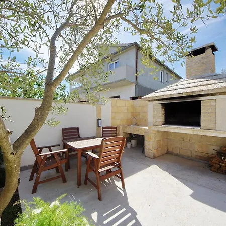 Emili Apartman
