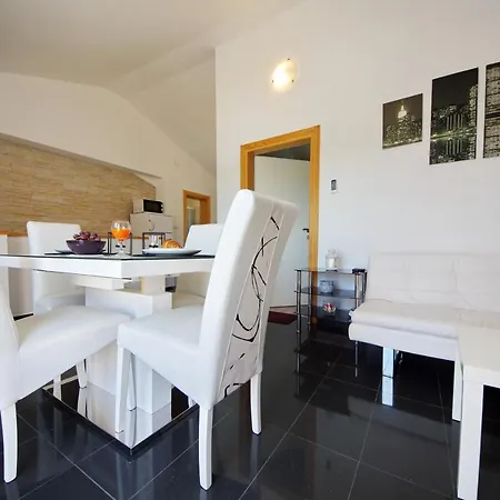 Emili Apartment Sukosan